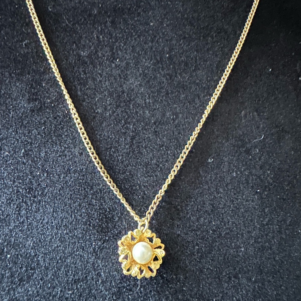Pearl and Gold Floral Pendant Necklace